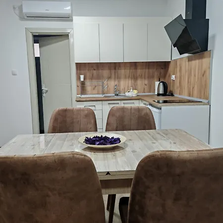 아파트 Six Windows