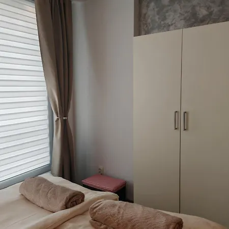 아파트 Six Windows