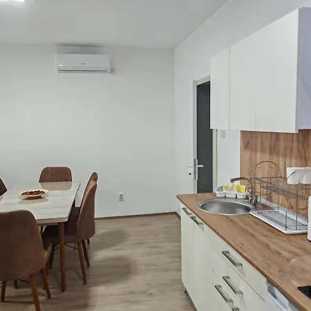 Six Windows Apartment *